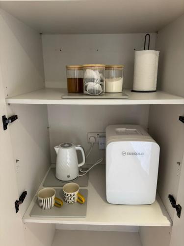 設施, Cosy cabin nestled in the Surrey Hills in 多爾金