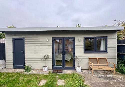 外部景觀, Cosy cabin nestled in the Surrey Hills in 多爾金