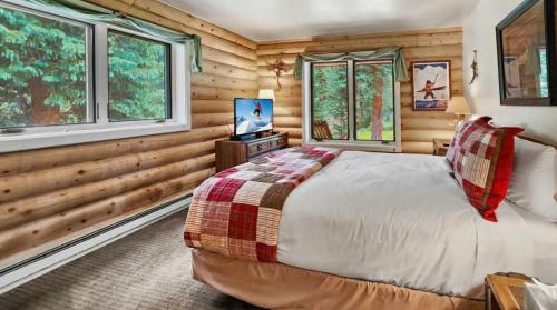3BDR Creekside Cabin Near Trails and Main Street in Blue River, USA