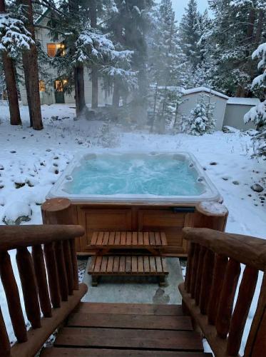 3BDR Creekside Cabin Near Trails and Main Street in Blue River, USA