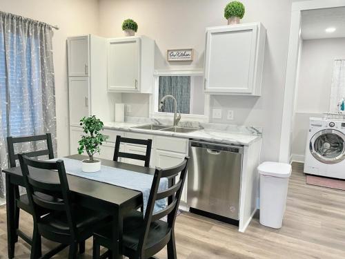 Newly Remodeled 2 Bedroom Home in Shelbyville Family Friendly - image 11