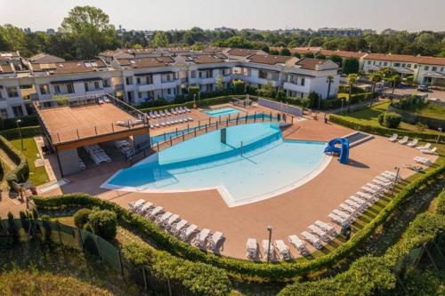 Relax in a nice apartment with pool