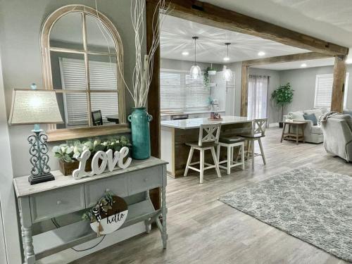 Rustic Chic in Charming Center Grove w Fenced Yard in 格林伍德