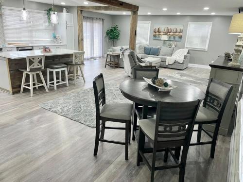 Rustic Chic in Charming Center Grove w Fenced Yard in 格林伍德