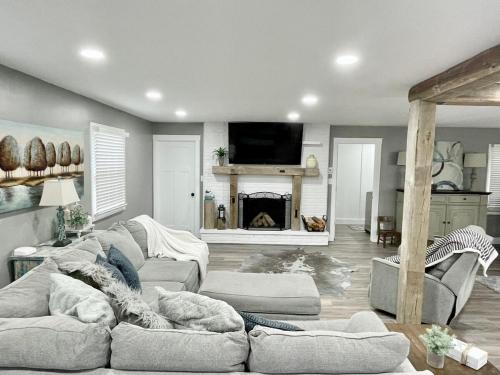 Rustic Chic in Charming Center Grove w Fenced Yard in 格林伍德