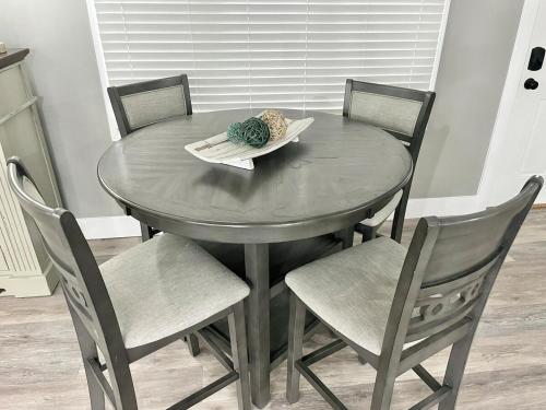 Rustic Chic in Charming Center Grove w Fenced Yard in 格林伍德