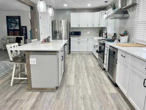 Rustic Chic in Charming Center Grove w Fenced Yard in 格林伍德