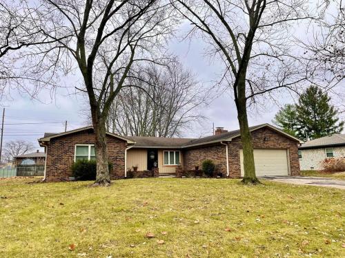 Rustic Chic in Charming Center Grove w Fenced Yard in 格林伍德