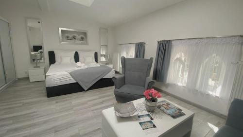 1 king bed, 1 sofa bed