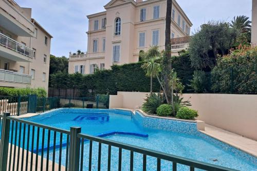 AGENCE HENRI CAMILLE -PASSY 1- beau 2 pièces avec piscine et parking
