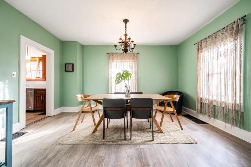 Red Door Cottage of Broad Ripple- Great Location Family Friendly - image 3