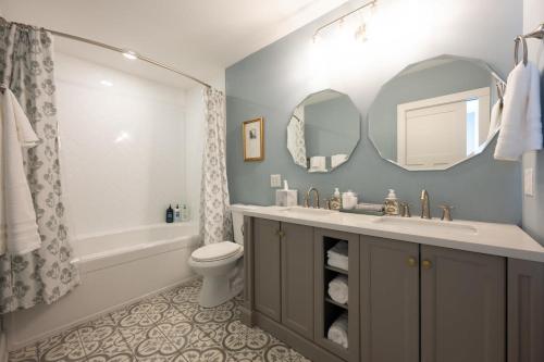 Indy Elegance w King Beds Office & Parking Family Friendly - image 5