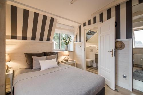1 queen bed, 1 twin bed