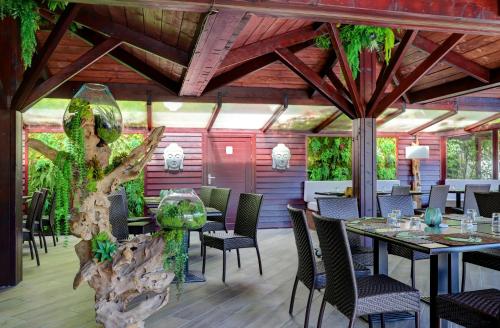 Restoran, Camping Sen-Yan 5 étoiles (Camping Sen-Yan 5 etoiles) in Mezos