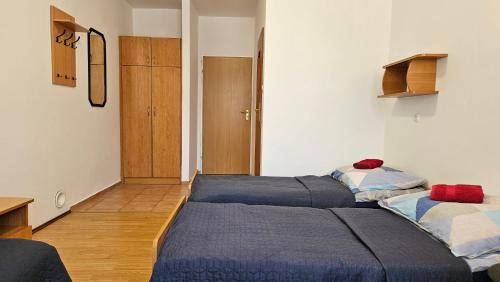 3 twin beds