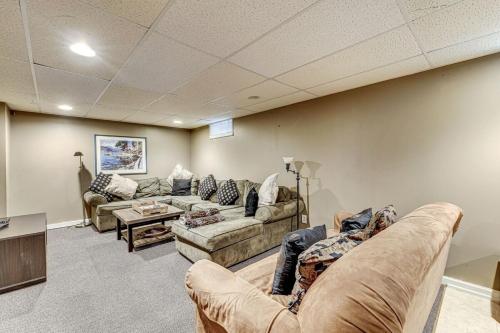 Charming bungalow deck & fire pit- Family Friendly - image 4