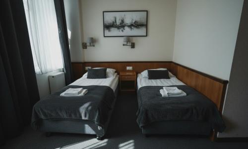2 twin beds, 1 sofa bed