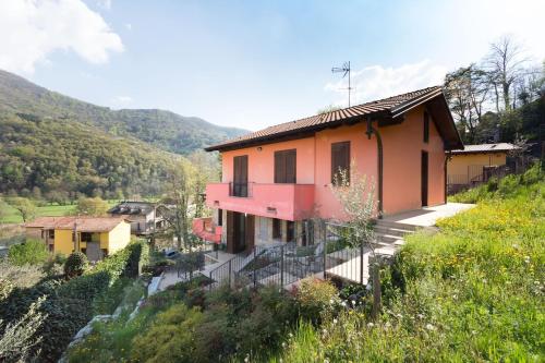 villa between lake and mountains in Valbrona