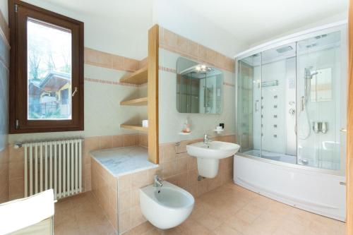 villa between lake and mountains in Valbrona