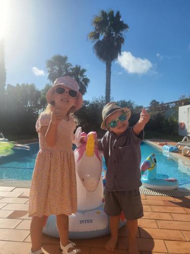 Villa Montanha, 4 Bedroom Villa, with swimming pool, loungers and alfresco dining, 10 min walk to the beautiful Praia da Luz Beach, Shops, Bars and Restaurants!