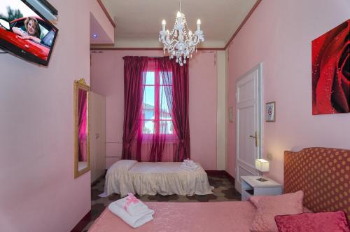 Standard Double Room image 9