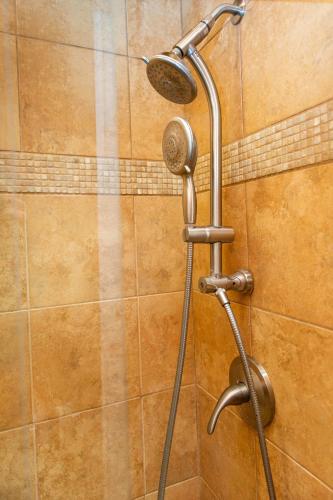 Little Smokys Retreat  5 Bedroom  Only 10 min to Gatlinburg and Pigeon Forge! - image 6