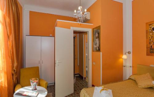Small Double Room image 4