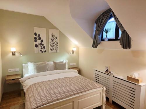 Silent Retreat, Boutique Suite inside Monastery – khách sạn tại Zamca