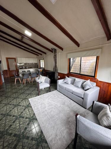 共用Lounge/電視區, Casa Maya Modern central and pet friendly in 富塔萊烏富