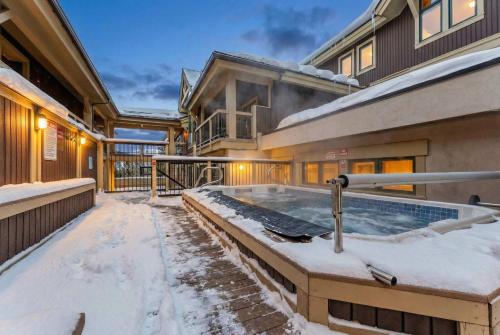 Ski In Out Breckenridge Condo with Shared Hot Tubs in Four O'Clock