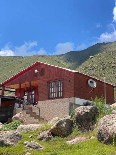 Cabaña al pie de la montaña