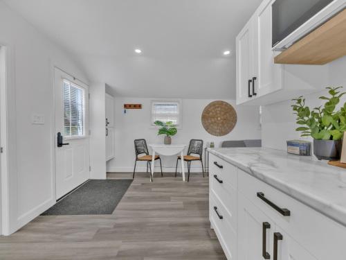 Parkview Boho Cottage 4 - Birch Burrow in เลียมิงตัน (ON)