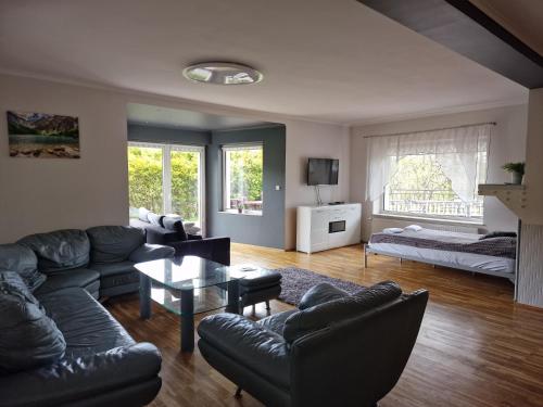 3 bedrooms, 4 beds