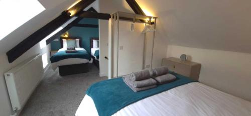 1 double bed, 2 twin beds