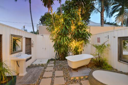 Holiday Home room in Pineapple Petes Beach House