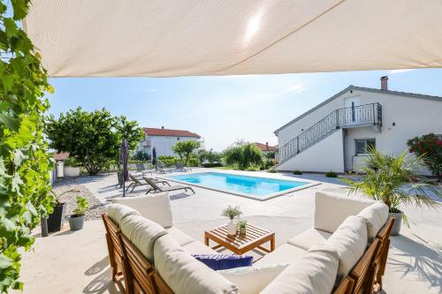 Villa Coleum - with pool and hot tub in Poljica