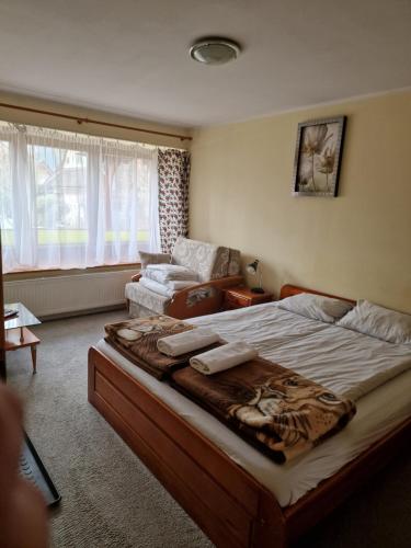1 king bed, 1 sofa bed