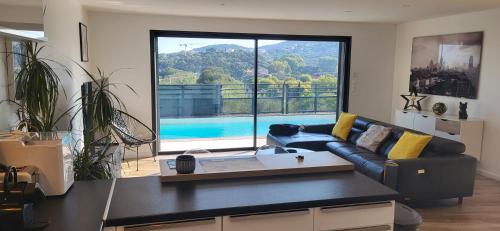 Architect-designed villa, overlooking Agay Bay in Sainte-Guitte