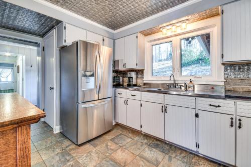 Group Getaway! Lake House w/ Private Dock & Patio in Traiona (NC)
