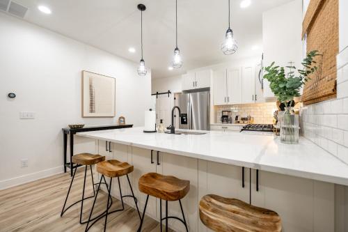 Modern Cottage - Near State Fairgrounds - Backyard - Family Friendly - image 4