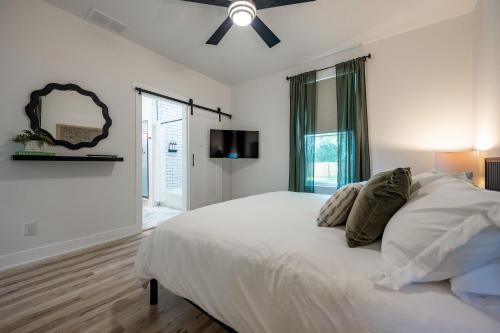 Modern Cottage - Near State Fairgrounds - Backyard - Family Friendly - image 3