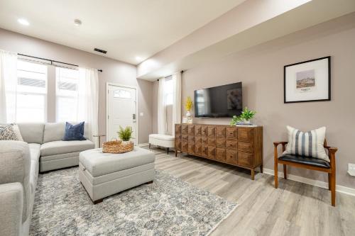 Mins to Downtown 2 King Beds Free Parking Family Friendly - image 4