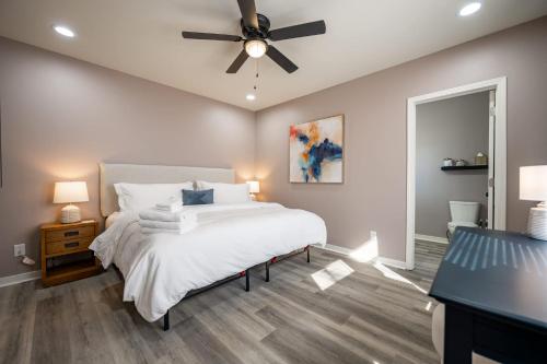 Modern & Stylish - Mins to Downtown - Family Friendly - image 4