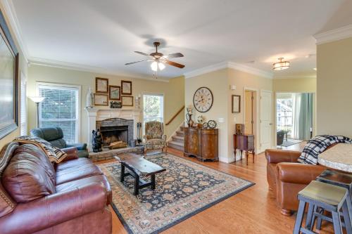 Wine Country Escape w/ Deck: 7 Mi to Downtown – khách sạn tại Alpharetta