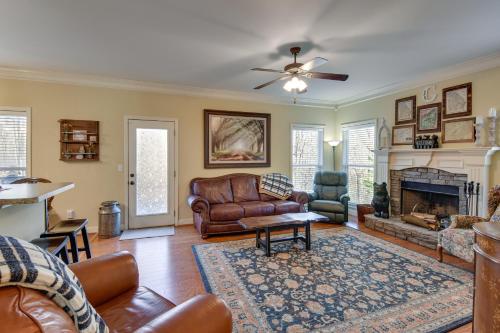 Home with Deck about 7 Mi to Downtown Dahlonega! in Dahlonega, USA