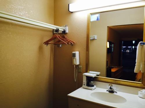 Arya Inn & Extended Stay - Tap to explore photos