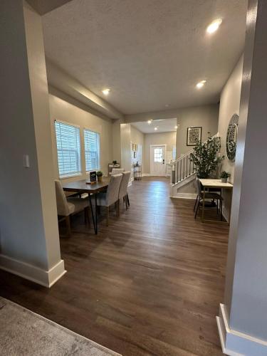 Emerald Escape-Family Friendly Duplex-Long Stays Welcome - image 4