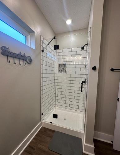 Emerald Escape-Family Friendly Duplex-Long Stays Welcome - image 5