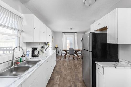 Charming Getaway - Deck & Patio - Walkable Area - Family Friendly - image 3