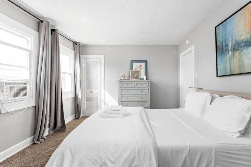 Charming Getaway - Deck & Patio - Walkable Area - Family Friendly - image 2